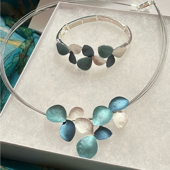 None Jewelry - lily blue petals necklace and stretch bracelet set